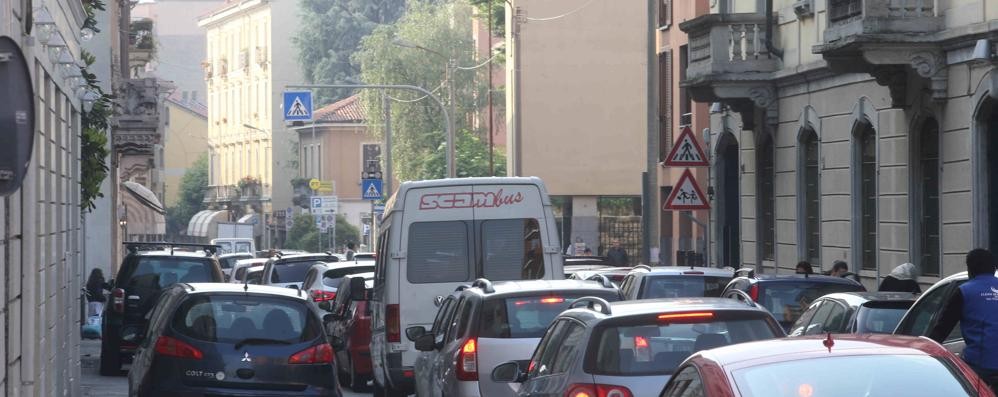 Monza Via Volta traffico durante orari ingresso e uscita scuola elementare Volta