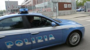 Una volante della polizia davanti alla nuova questura al polo istituzionale