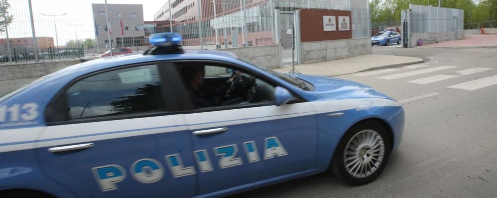 Una volante della polizia davanti alla nuova questura al polo istituzionale