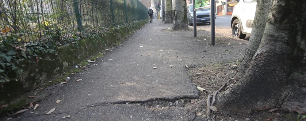 Un tratto del marciapiede di viale Romagna, a Monza