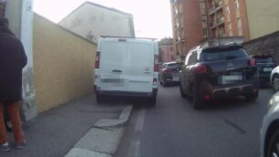 Monza:sosta selvaggia davanti scuola via Volta