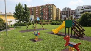 Le strisce mancanti si trovano davanti al parco giochi di via Pacinotti