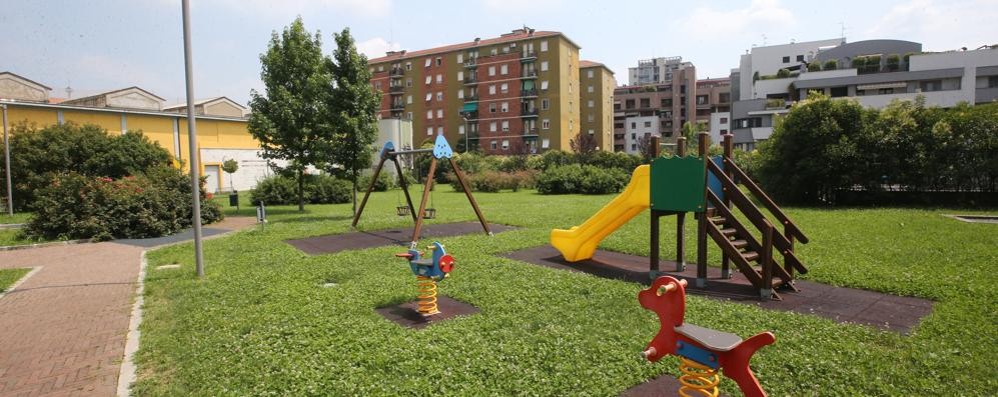 Le strisce mancanti si trovano davanti al parco giochi di via Pacinotti