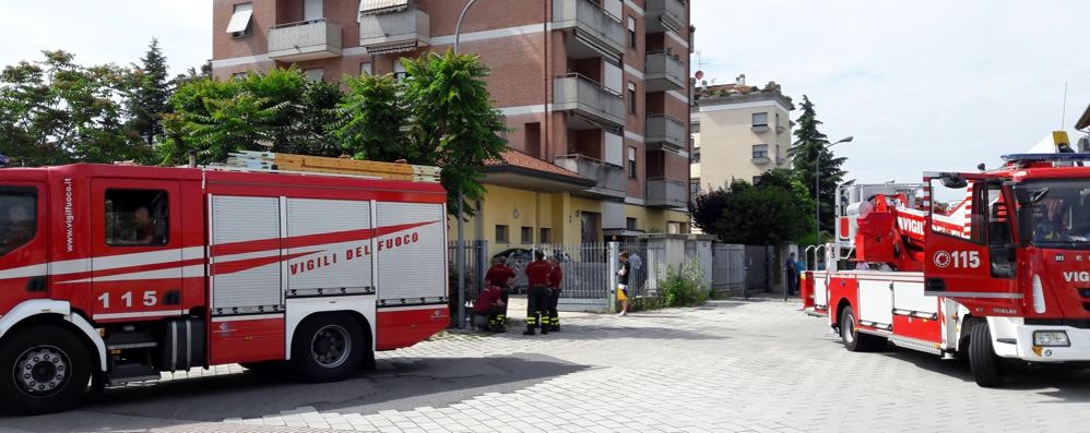 I vigili del fuoco al lavoro in città in un'immagine di archivio