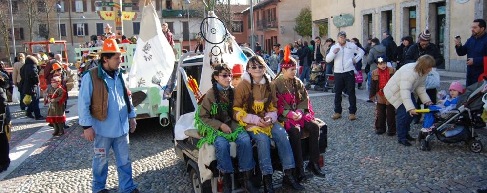 Tempi felici: una sfilata di carnevale in centro Cavenago