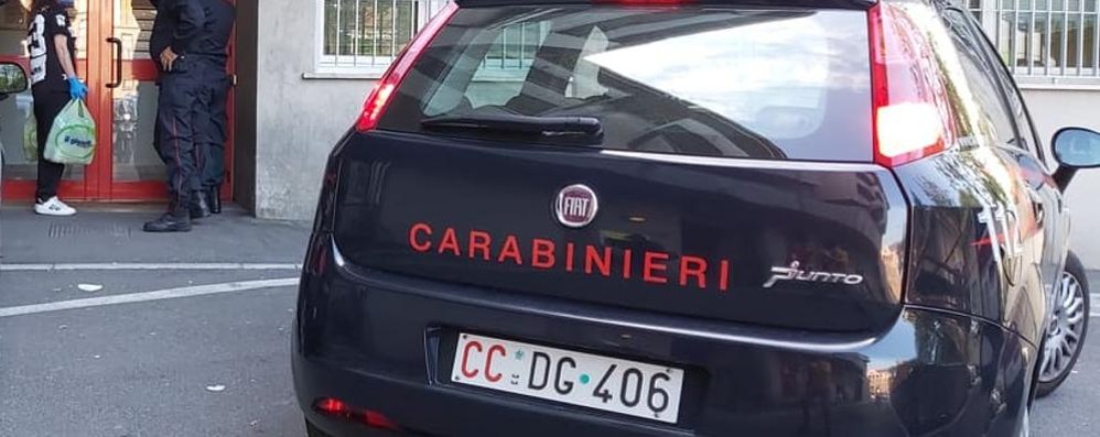 Un’auto dei carabinieri. Nei giorni scorsi hanno dato esecuzione a un decreto di chiusura di un bar
