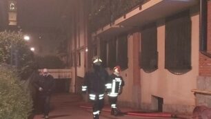 PADERNO - INCENDIO PIAZZETTA TOBAGI i pompieri escono dal locale cantine