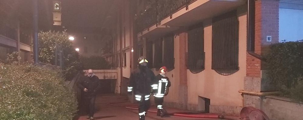 PADERNO - INCENDIO PIAZZETTA TOBAGI i pompieri escono dal locale cantine