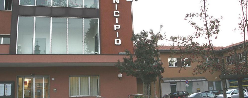 L’episodio è avvenuto a pochi metri di distanza dall’ingresso del municipio