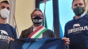 Roncello plastic free: al centro il sindaco Cristian Pulici, a sinistra Michele Capodivento e a destra Matteo Bignardi