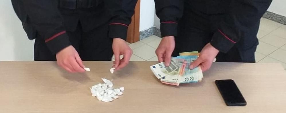 La droga e i soldi sequestrati dai carabinieri