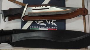 Il coltello ed il machete sequestrati dagli agenti di polizia locale Bevera Briantea di Veduggio e Renate