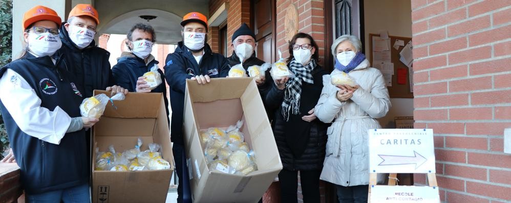 La presidenza dell'alberghiero Ballerini consegna il pane alla Caritas di Briosco