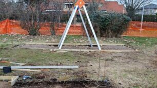 L'installazione di nuove attrezzature ludiche nel parco di via Stoppani