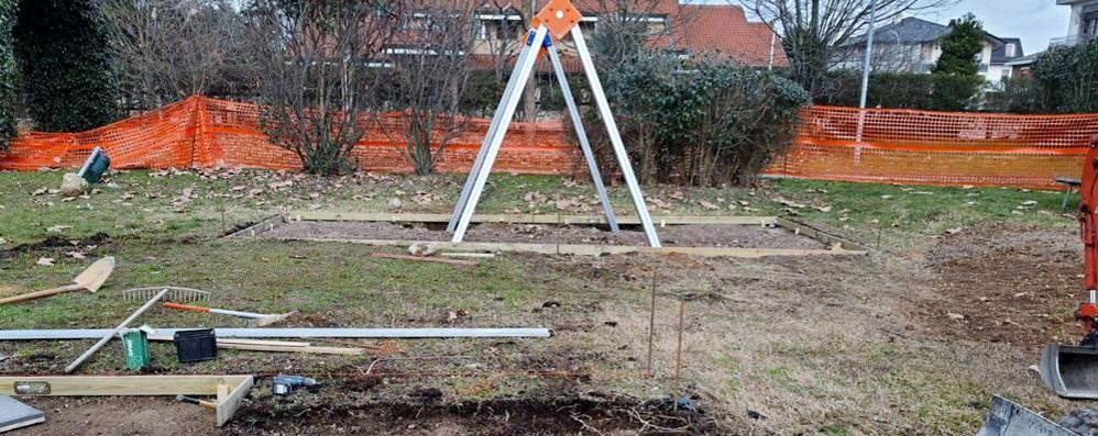 L'installazione di nuove attrezzature ludiche nel parco di via Stoppani