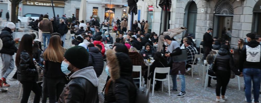 Seregno: tavolini dei bar all'aperto  ( foto Volonterio)