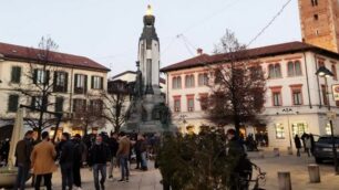 Assembramenti in piazza Vittorio Veneto (foto dalla pagina di Facebook Sei di Seregno se)