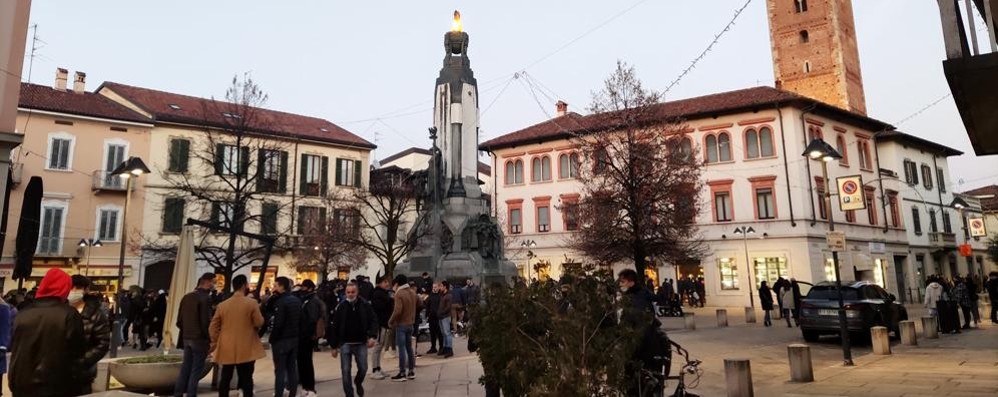 Assembramenti in piazza Vittorio Veneto (foto dalla pagina di Facebook Sei di Seregno se)