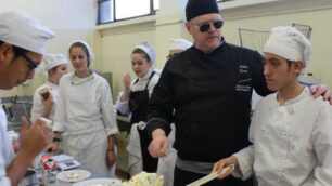 Il maestro gelatiere Andrea Vescia con gli studenti dell'alberghiero Ballerini