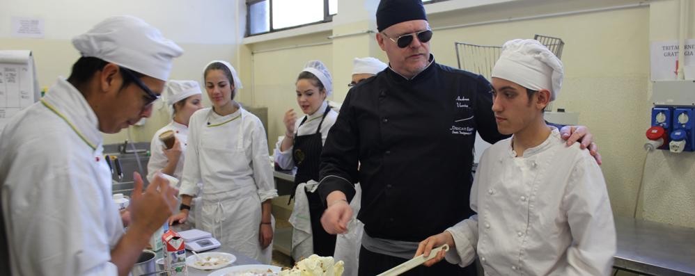 Il maestro gelatiere Andrea Vescia con gli studenti dell'alberghiero Ballerini