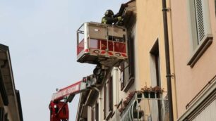 Seregno: sStacco di cornicione al civico 42 di via Garibaldi , pronto intervento dei Vigili del Fuoco di Seregno e Desio ( foto Volonterio)