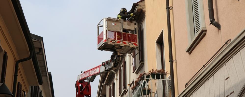 Seregno: sStacco di cornicione al civico 42 di via Garibaldi , pronto intervento dei Vigili del Fuoco di Seregno e Desio ( foto Volonterio)