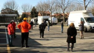 Gli ambulanti sul posto del nuovo mercato con i loro mezzi