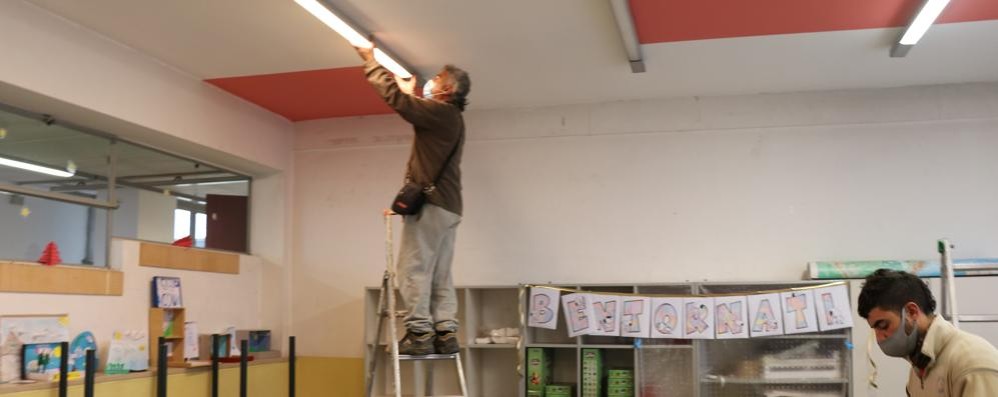 Seregno, tecnici al lavoro nell'aula di 3 A al terzo piano dell'ala ovest della primaria Cadorna