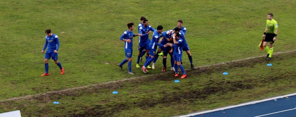 L’esultanza azzurra dopo il gol di Borghese