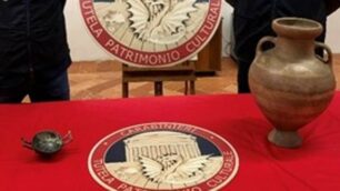 I due oggetti archeologici sequestrati