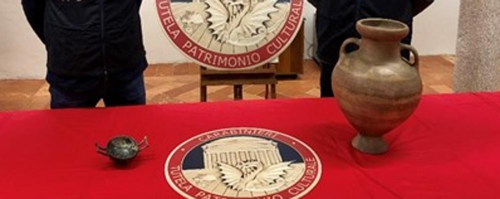 I due oggetti archeologici sequestrati