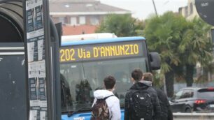 Studenti alla fermata autobus