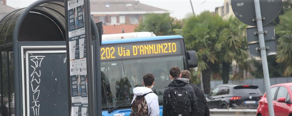 Studenti alla fermata autobus