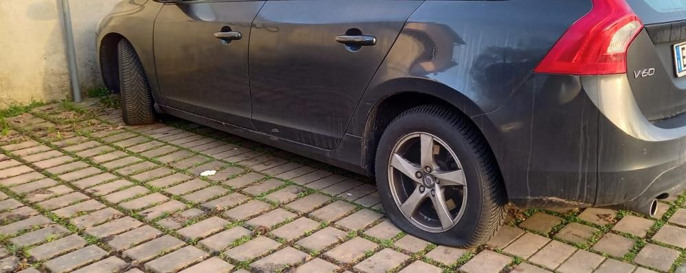 Villasanta San Fiorano gomme tagliate alle auto in piazza Ghezzi