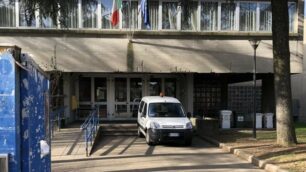 VAREDO - L'ingresso della Scuola Primaria Kennedy, mentre è in corso il sopralluogo del sindaco e dell'assessore