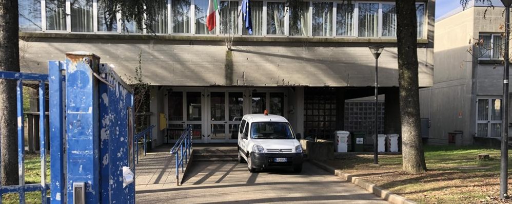 VAREDO - L'ingresso della Scuola Primaria Kennedy, mentre è in corso il sopralluogo del sindaco e dell'assessore