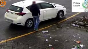VIDEO: il tassista che butta via due pneumatici