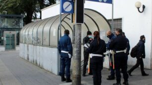 La scala che dal primo binario consente di raggiungere il sottopasso che porta in via Comina