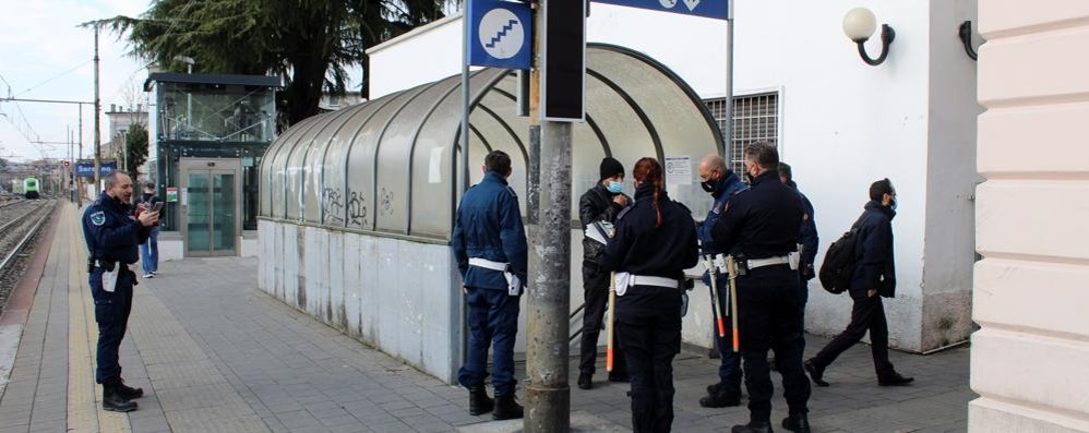 La scala che dal primo binario consente di raggiungere il sottopasso che porta in via Comina