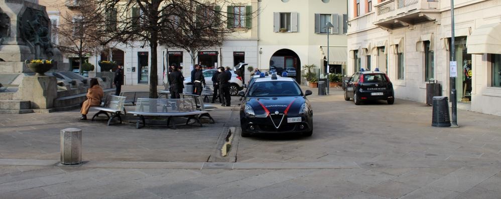 I controlli dei carabinieri in piazza Vittorio Veneto