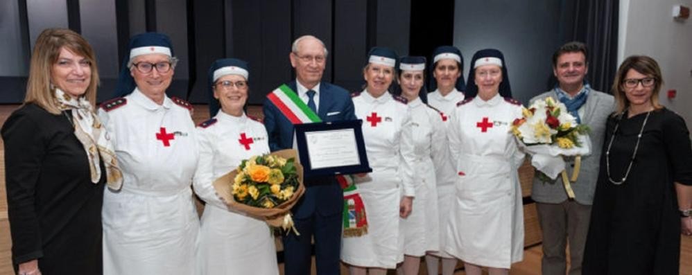 La consegna del premio Mimosa nel 2018 a Mariacarla Pellegatta