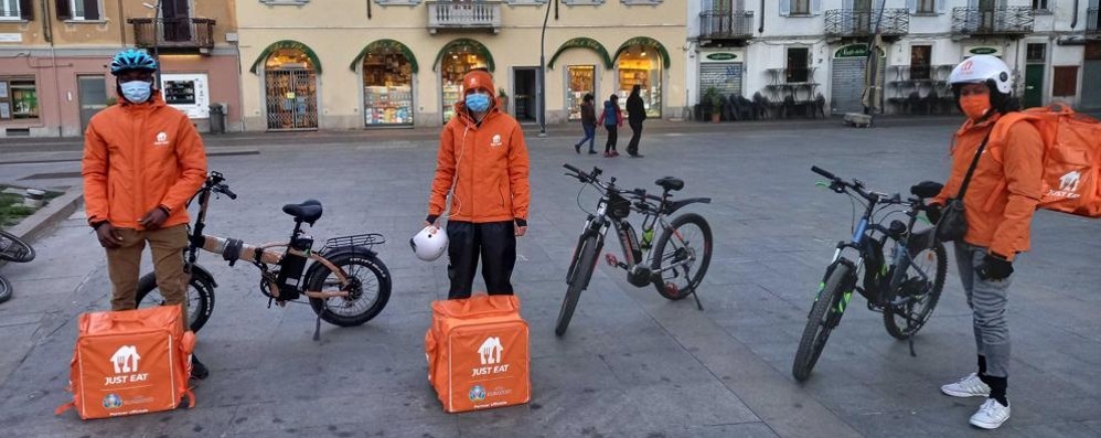 Rider di Just Eat in piazza Trento a Monza