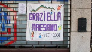 Lo striscione esposto sulle vetrine del Circolo di Seregno