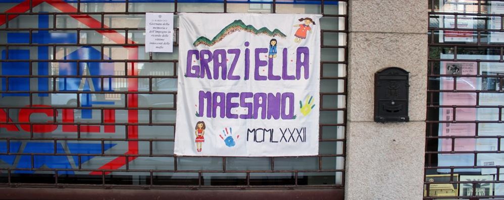 Lo striscione esposto sulle vetrine del Circolo di Seregno