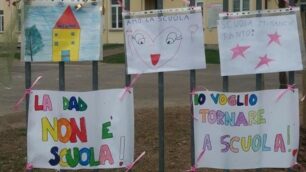 I cartelli appesi sul cancello della scuola