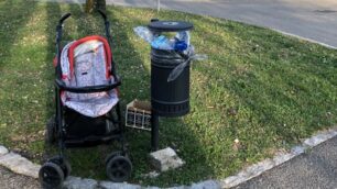 Anche un parcheggio abbandonato in via Dante a pochi passi dalle scuole e da  villa Campello