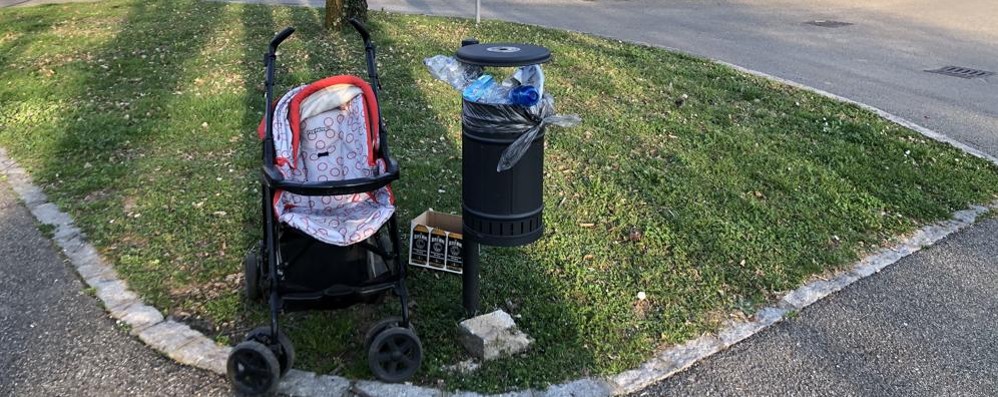 Anche un parcheggio abbandonato in via Dante a pochi passi dalle scuole e da  villa Campello