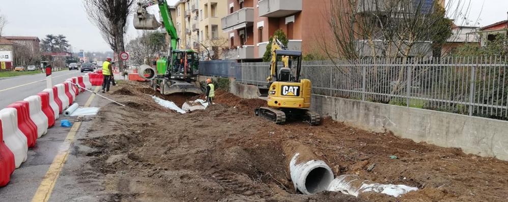 Arcore marciapiede via Monterosa cantiere ciclopedonale