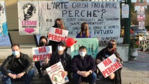 I ballerini in protesta fuori dalla sede peregallese di Arte e Spettacolo