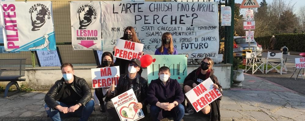 I ballerini in protesta fuori dalla sede peregallese di Arte e Spettacolo